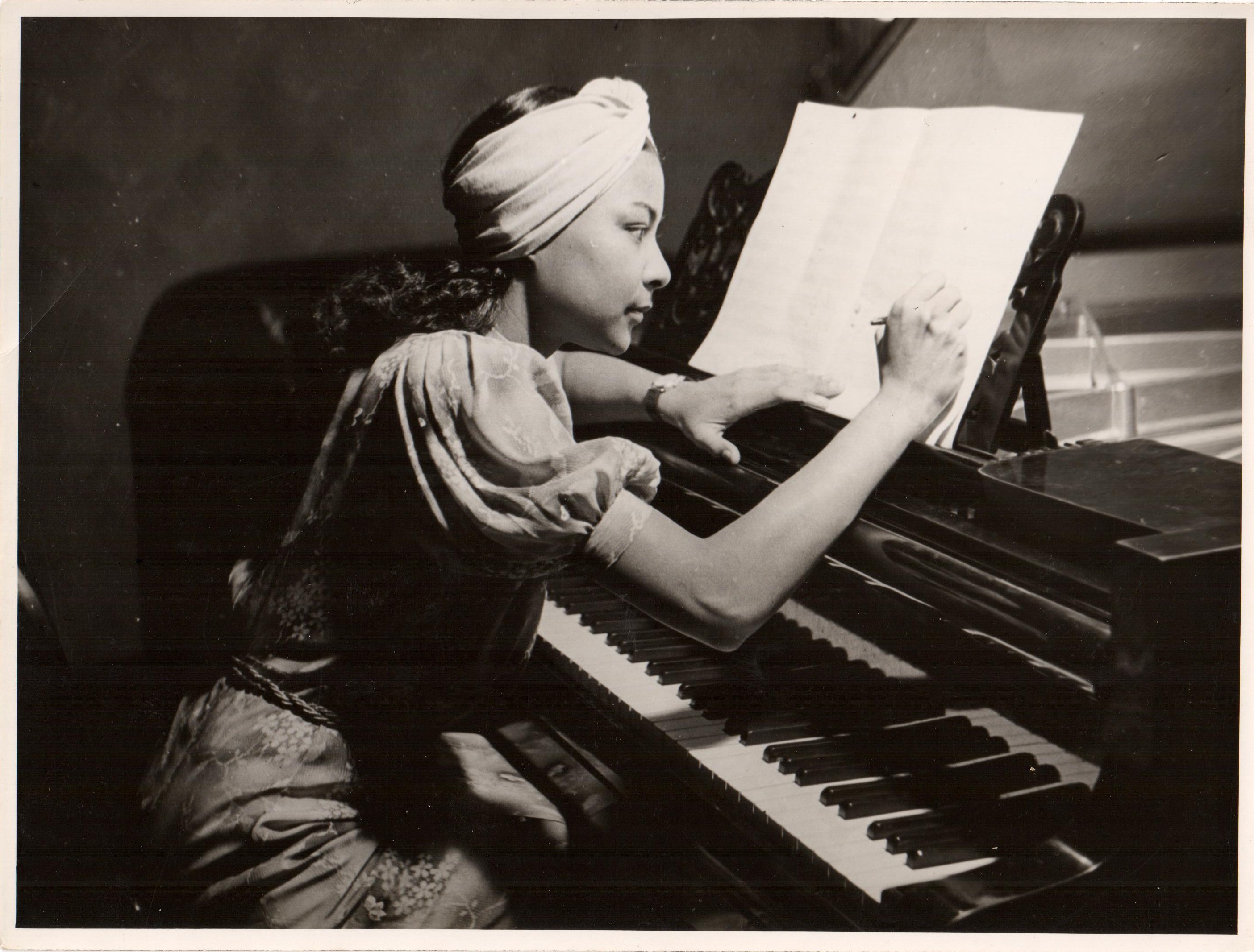 Majoie Hajary achter de piano